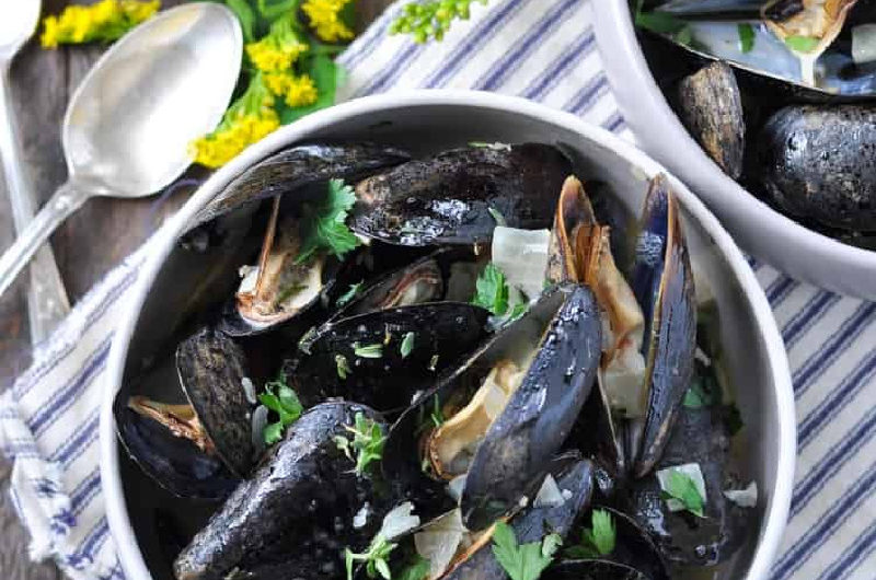 Steamed Mussels in Garlic and Herb Wine Sauce